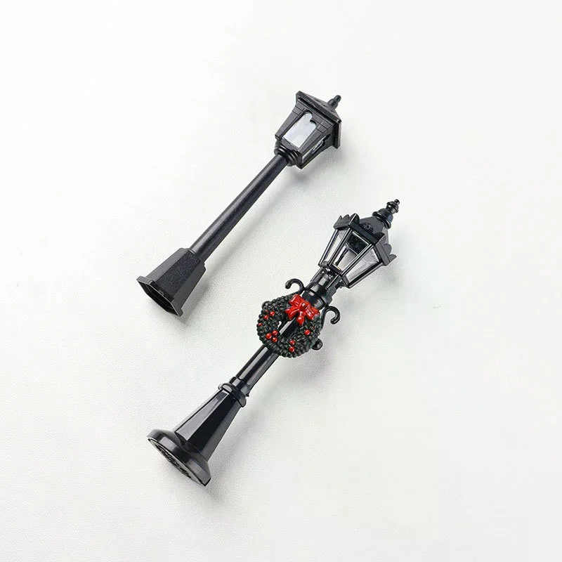 1/2 Sets of Dollhouse Appropriate Mini Street Lamps with Festive Wreaths for Micro Landscape Decor or Kids Play