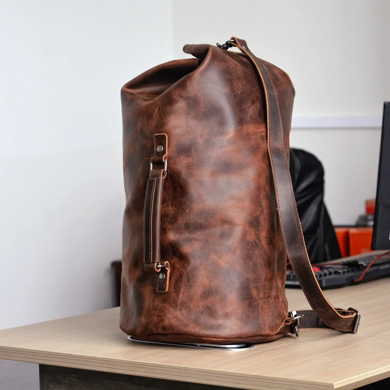 Vintage leather backpack men's large capacity cylindrical bag outdoor travel backpack mountaineering bag