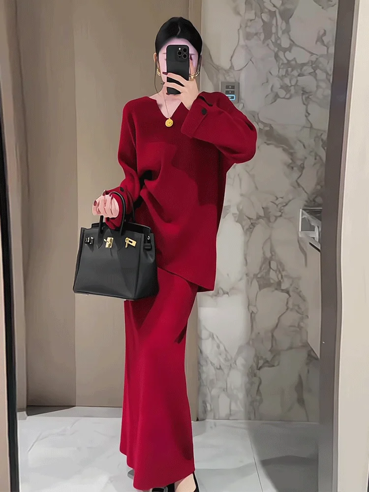 Set Rajutan Merah Wanita Musim Gugur Musim Dingin Sweater V-Neck & Rok Midi Pinggang Tinggi Dua Potong Mewah ​