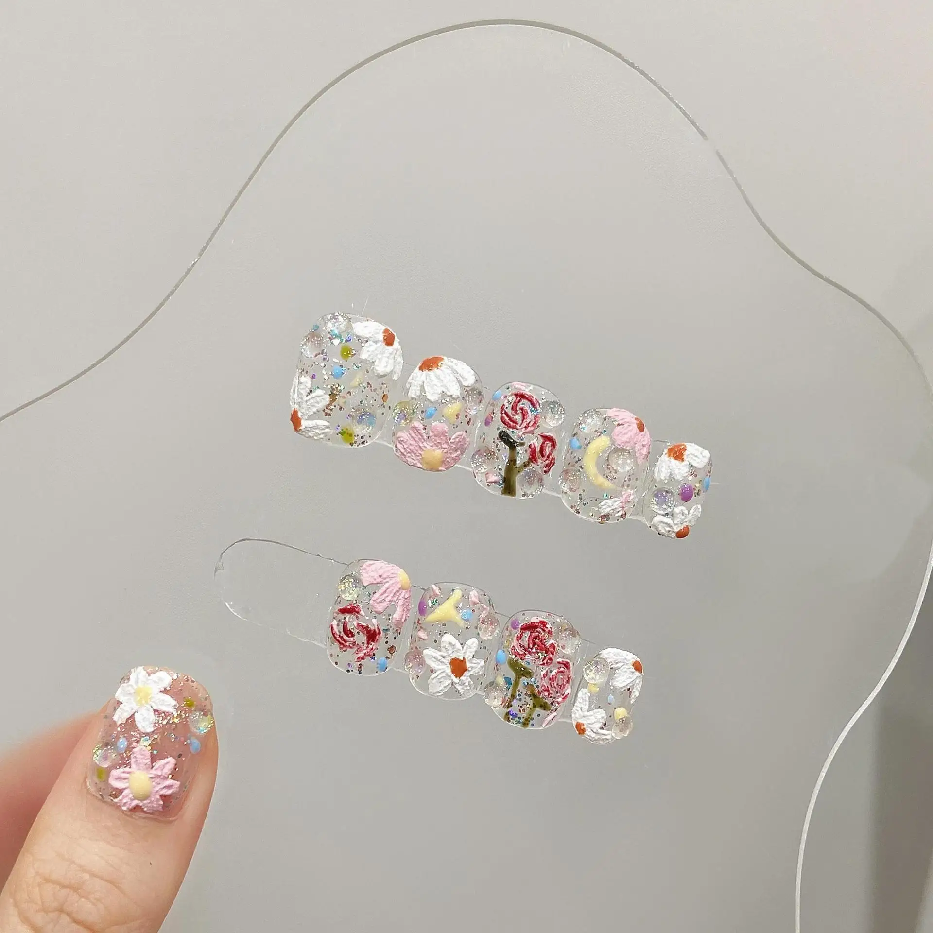 10 Stück handgefertigte, gepresste kurze runde Nägel, schöne künstliche Nägel, frische, einfache Blumen für Frühling und Sommer, geeignet für Frauen.