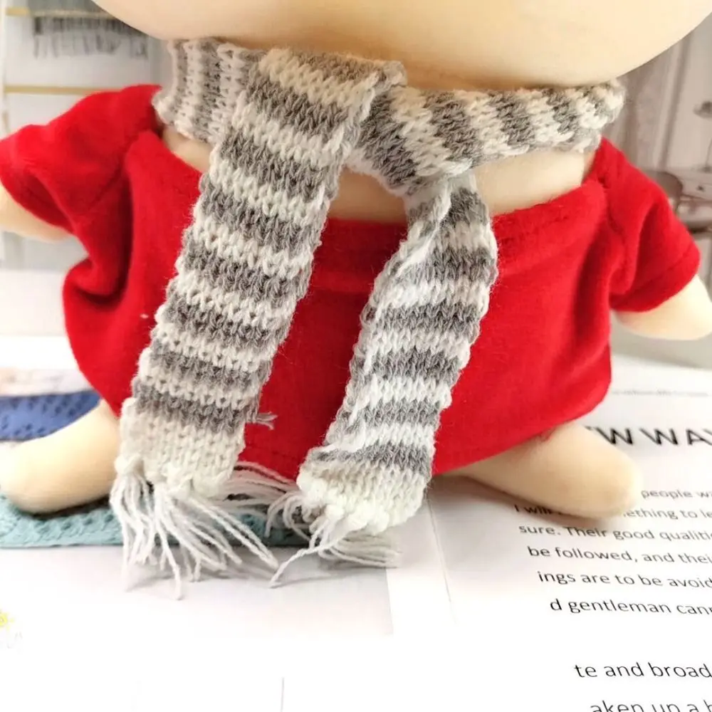 Sciarpa lavorata a maglia per bambole multicolori in miniatura fatta a mano Sciarpe invernali carine Abbigliamento casual Accessori per bambole per bambole in cotone da 15 ~ 20 cm
