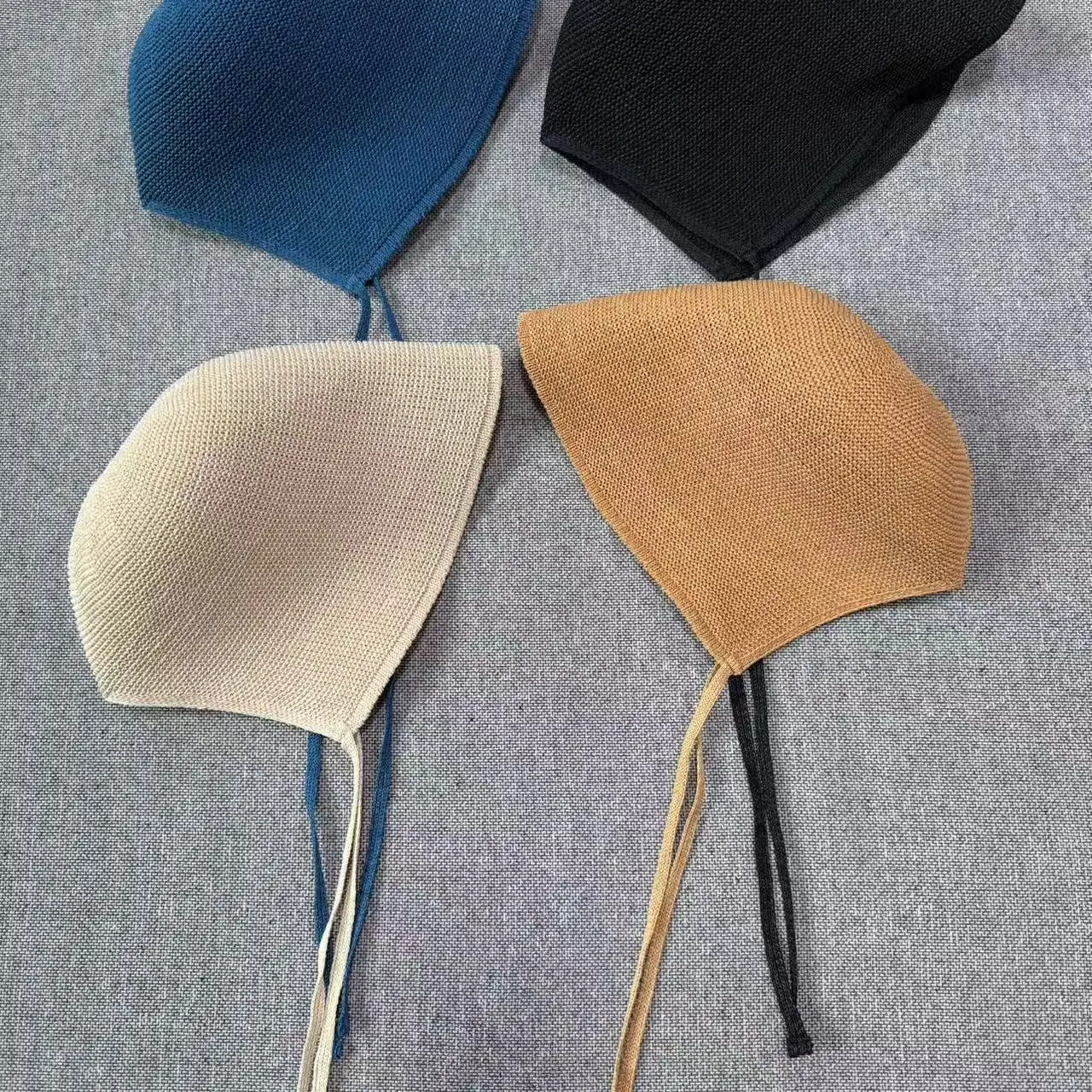 4色のバンド付き麦わら帽子、春の季節にぴったりの女性用ラウンドトップキャップ、ファッショナブルなアクセサリーベルトと帽子スカーフ