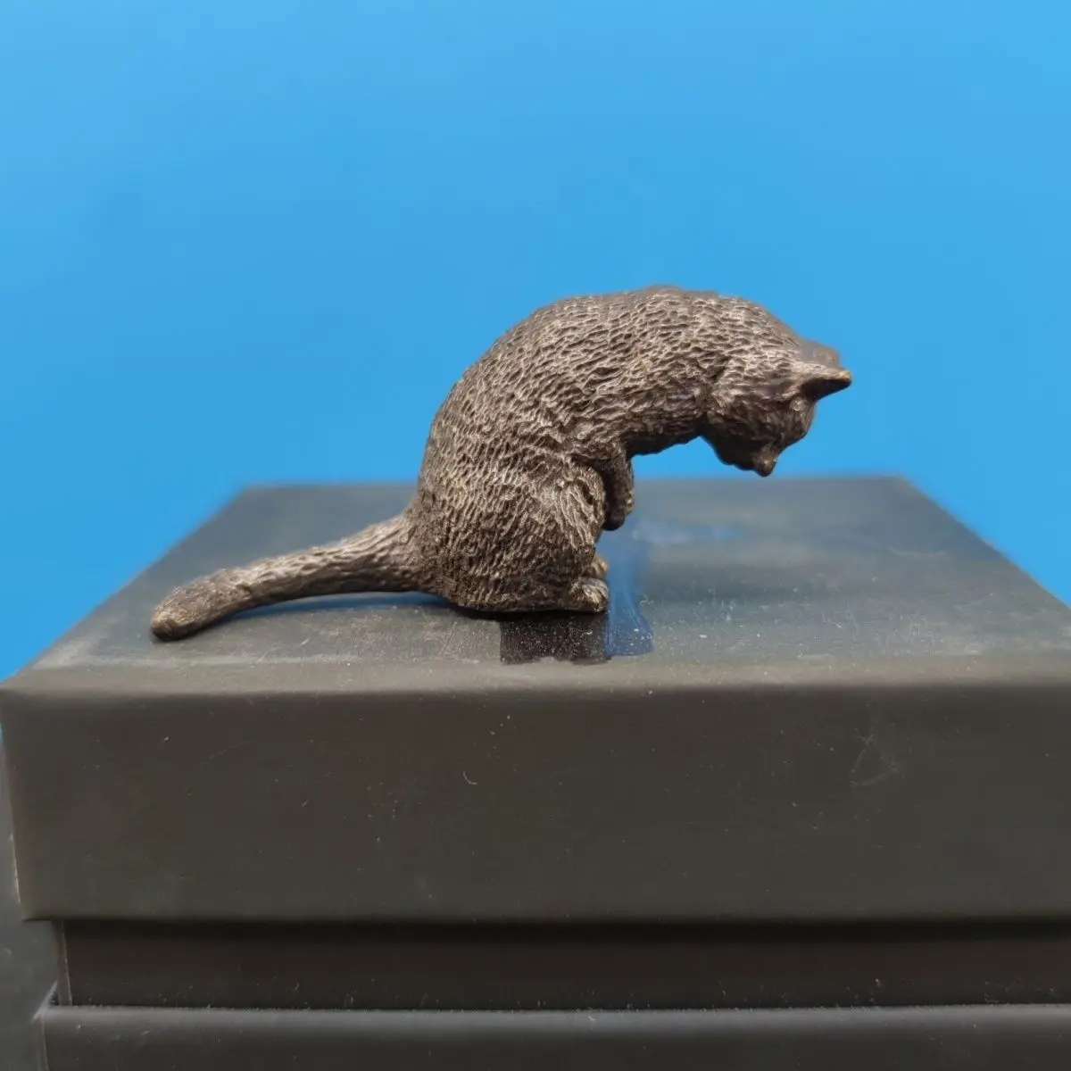 

​​3cm/1.18inch Brass Bowing Cat Figurine - Moon Salute Pose Mystical Collectible for Desk Decor, Vintage Miniature Ornament​