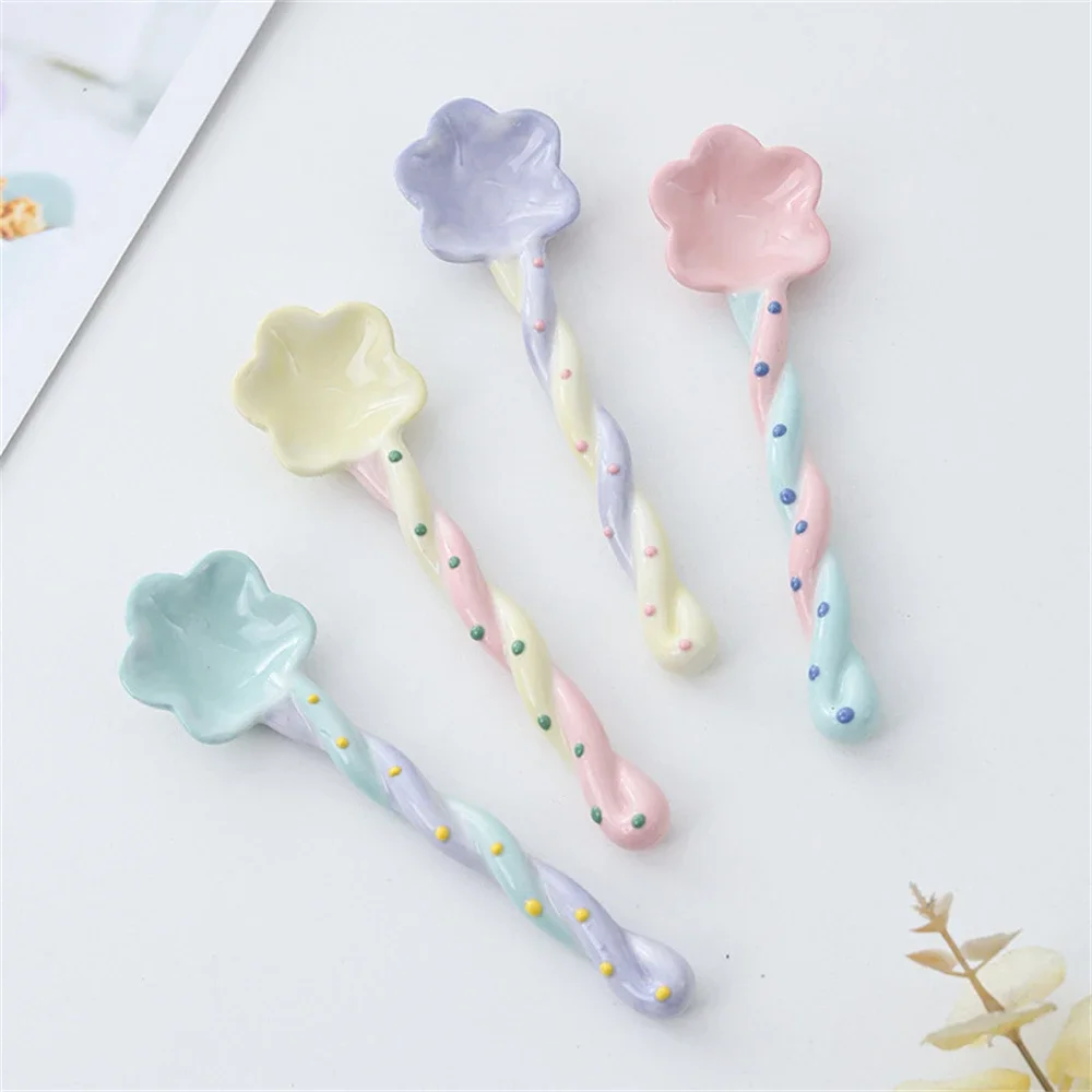 Cuchara de cerámica con mango largo, cuchara de postre pintada a mano para helado coreano Kawaii con mango largo, accesorios de vajilla de cocina