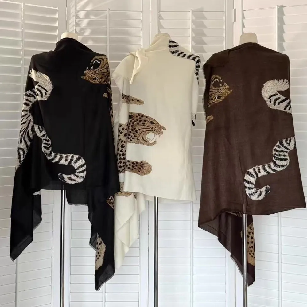 Luxuriöser Leoparden-Sonnenschutz im Old-Money-Stil, langer Schal mit Tiger-Print, drapierte Strickjacke für den Frühling. – Detail 3