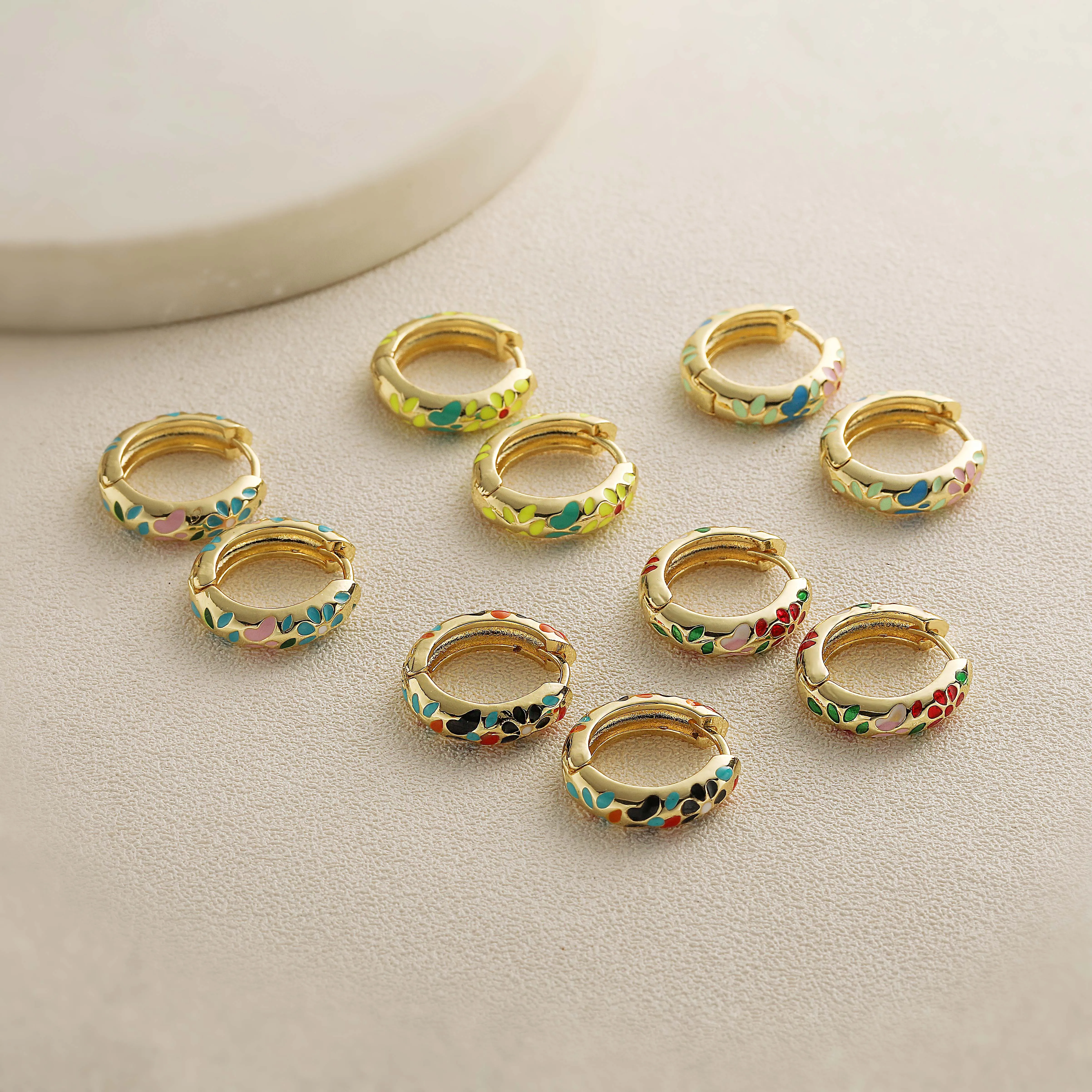 HECHENG, Enamel Dripping Oil Bohemian Style Colorful Flower Pattern Golden Earrings Neutral Women's Jewelry Gift 1 Pair