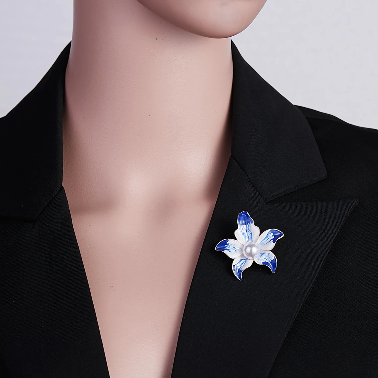 Rinhoo White Blue Imitation Pearls Flower Brooch for Women Luxury Shiny Crystal Floral Lapel Pins Weddings Banquet Badge Jewelry