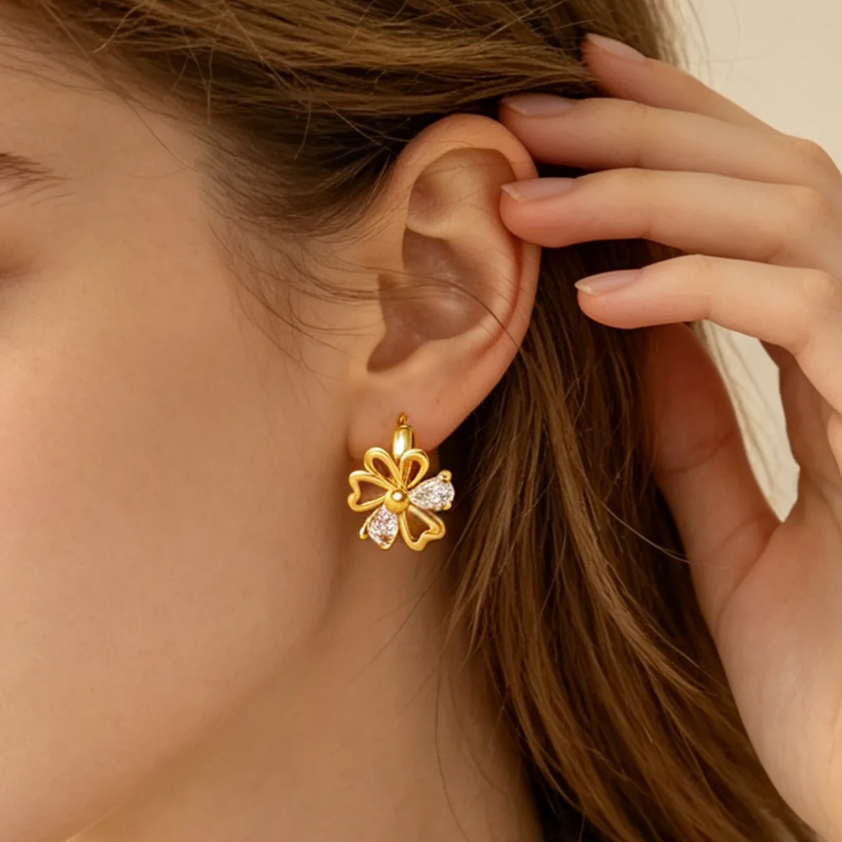Goldfarbene Kupfer-Blumen-Huggie-Creolen für Damen, mit klaren Zirkonia-Steinen, hohlen Blütenblättern, zarter Blumen-Ohrringe, Hochzeitsschmuck, Geschenk – Detail 11
