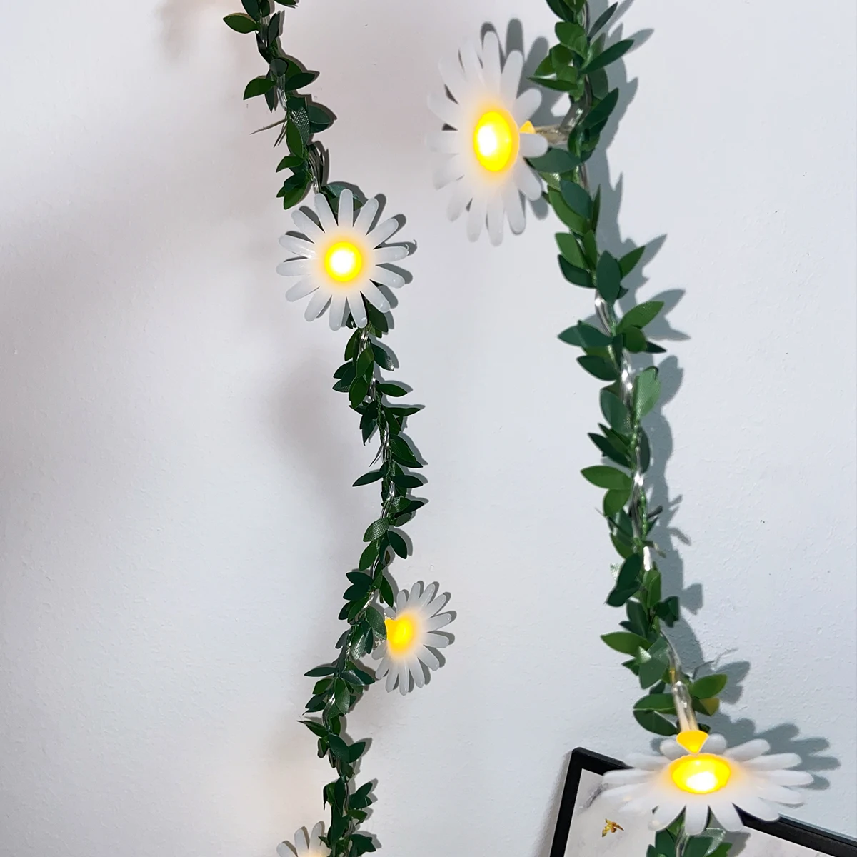 1pc 10 LED Small Daisy With Green Vine String Light Battery Powered Indoor Hanging Decorative Fairy Lamp For Home Garden Decor