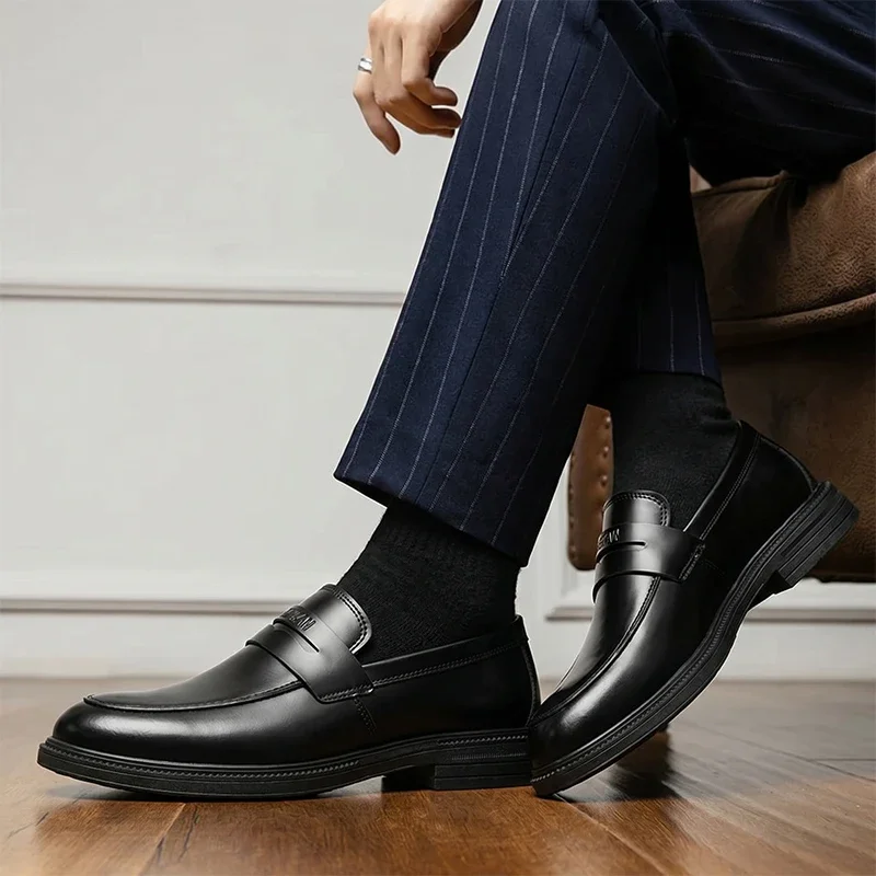 Herren Slip-On Loafer aus glattem PU-Leder, formelle Anzugschuhe mit rutschfester Sohle für Geschäft, Büro, Hochzeit und täglichen Pendelverkehr. – Detail 2
