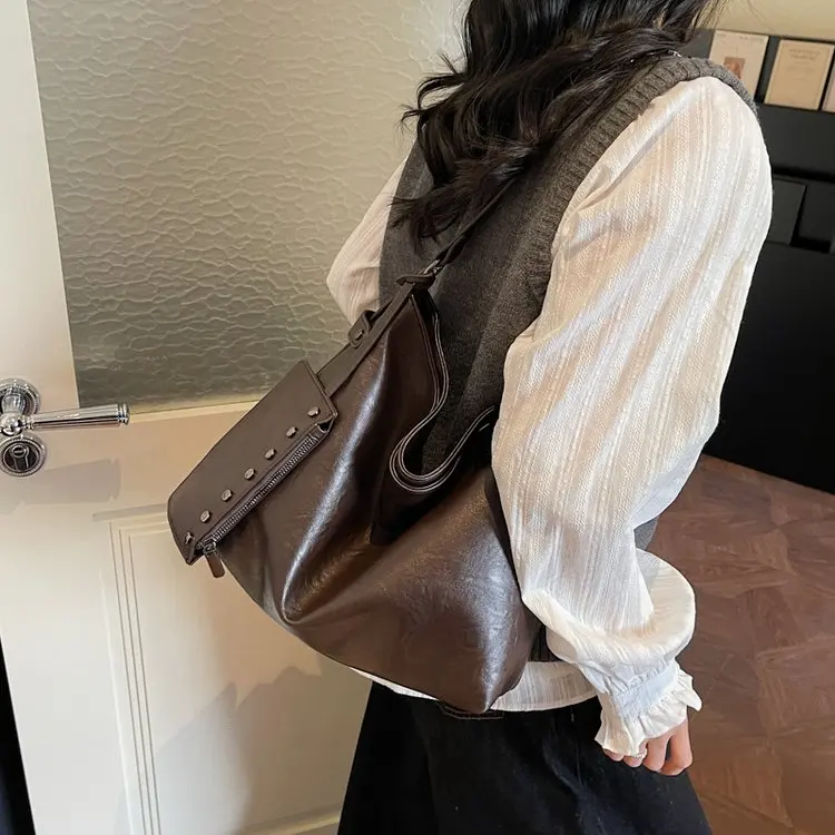 

2026 New Large-capacity Retro Rivet Tote Bag Trendy High-end Commuter Casual Shoulder Bag Simple Foreign Messenger Bag