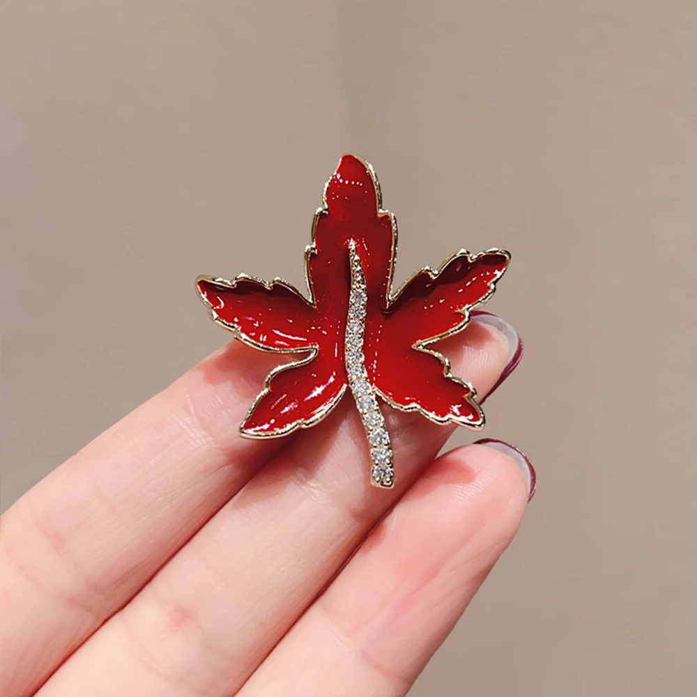 Vintage Red Enamel Maple Leaf Brooches For Women Men Luxury Lapel Badge Exquisite Corsage Jewelry Accessories Gifts