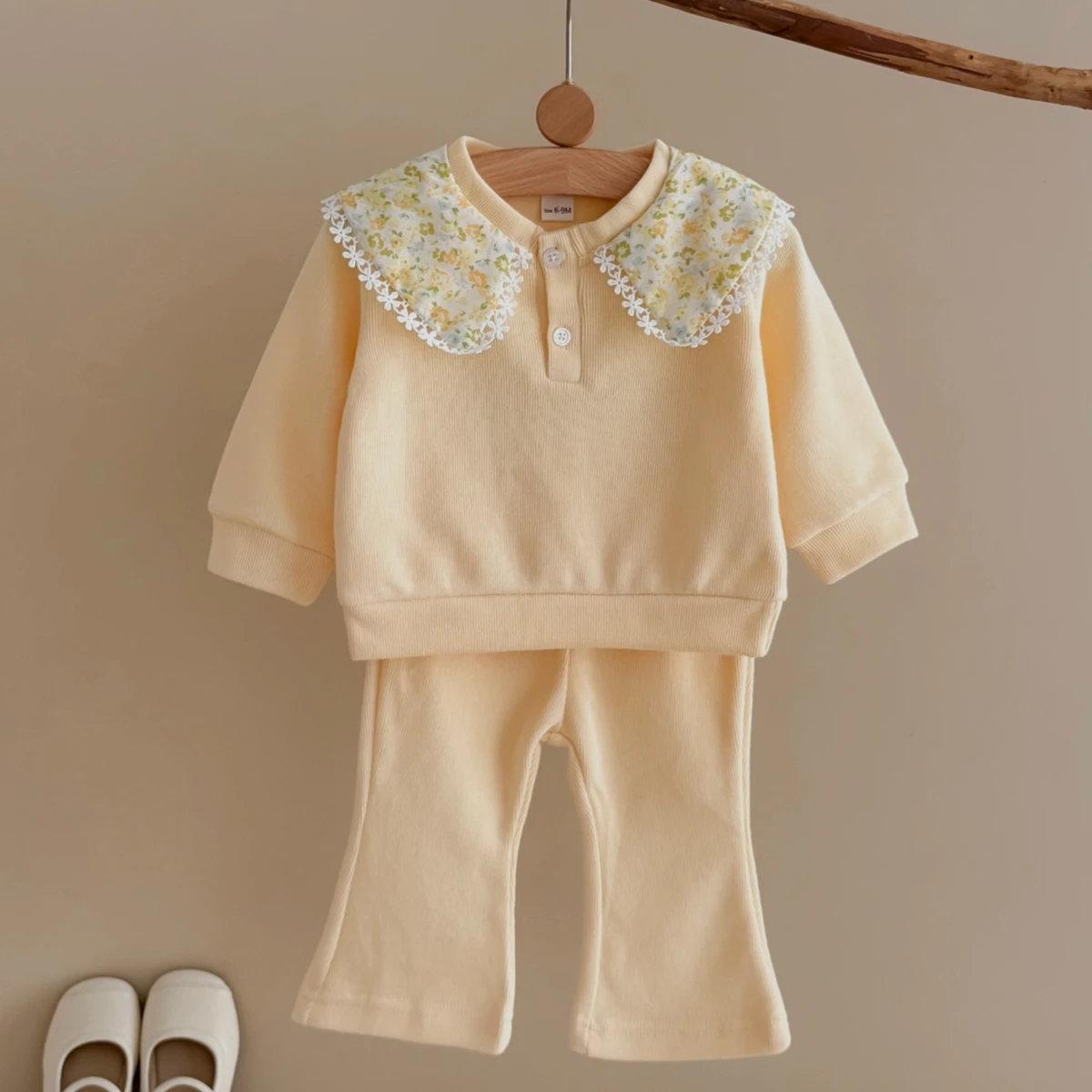 Ins-Style Kleinkind-Mädchen-Set mit gerippten Schlaghosen in Buttergelb, Blumen-Spitze und Peter-Pan-Kragen, Baby-Frühlingsoutfit – Detail 3