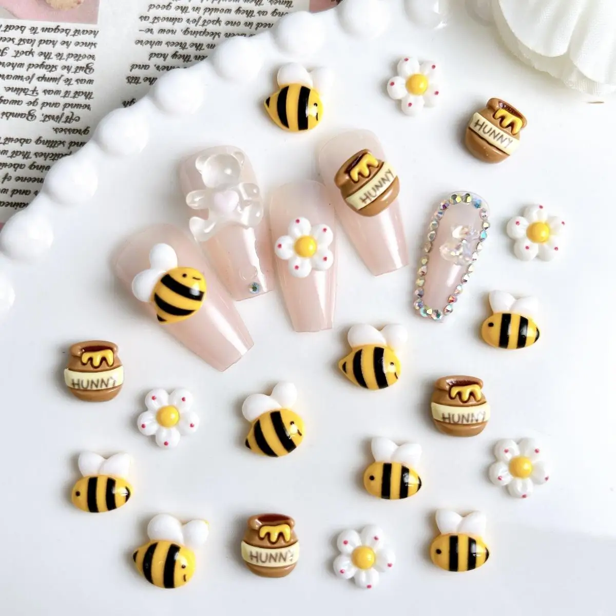 น่ารักการ์ตูน 3D เรซิ่น Chubby Bee เล็บ Charms Kawaii น้ําผึ้งหม้อดอกไม้ Scrapbooking ตกแต่งเล็บ DIY หัตถกรรมอุปกรณ์เสริม