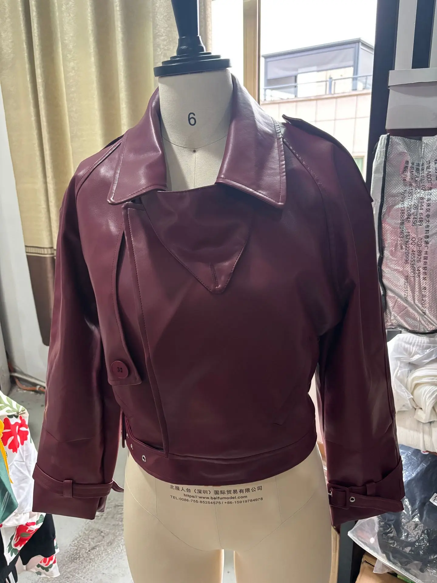 レトロ秋冬女性ワインレッドターンダウン襟 PU ジャケットフェイクレザーレトロオートバイコート調節可能な袖口カーディガントップス