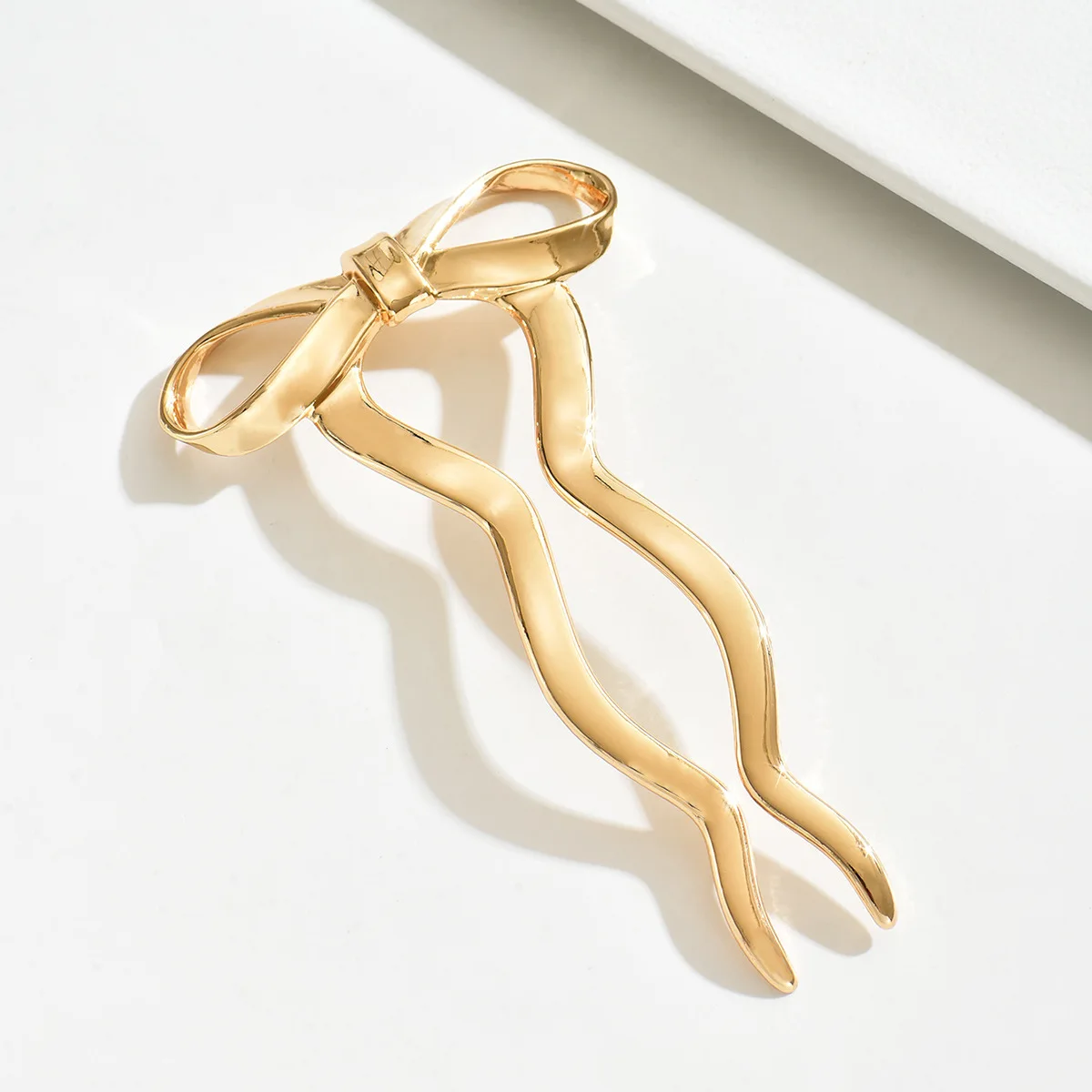 Pince à cheveux élégante avec nœud doré, support minimaliste en épingle à cheveux en métal, bâton à cheveux en forme de U de Style français pour femmes