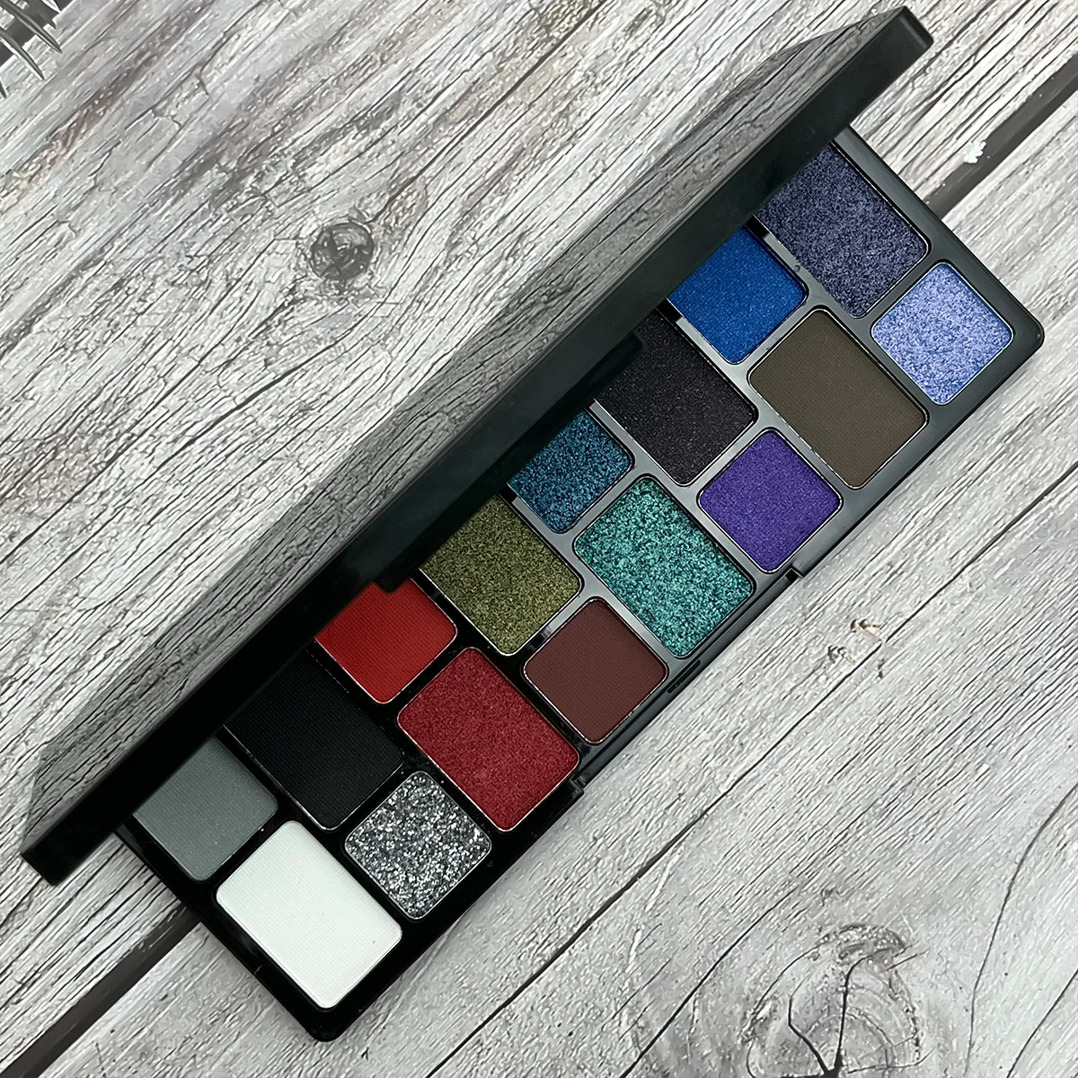 16 Colors Eyeshadow Palette, Glitter & MatteHighly Pigmented, Waterproof, Long-Lasting,Portable Multicolor ye Makeup