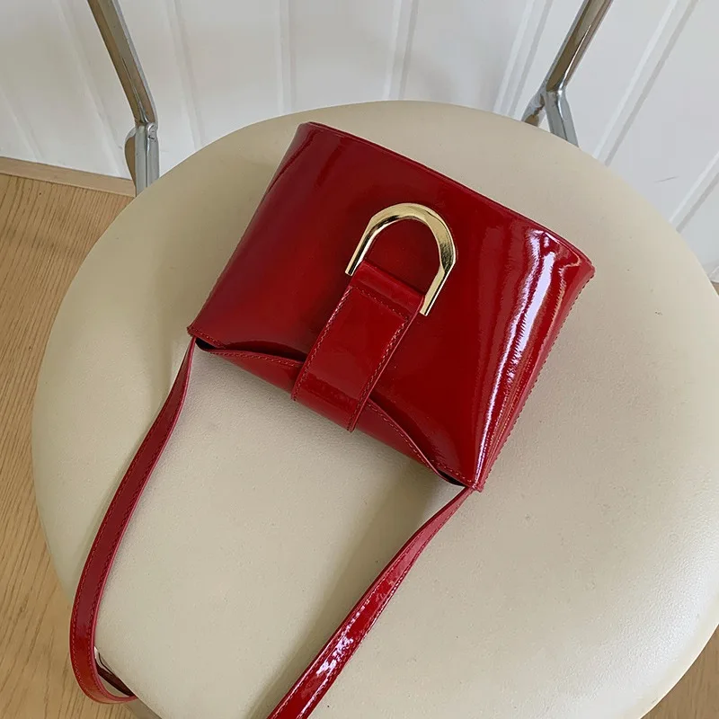 TRSYPHXM 2024 new Small and exquisite spring and summer niche bag, single shoulder crossbody bag, retro red versatile phone bag