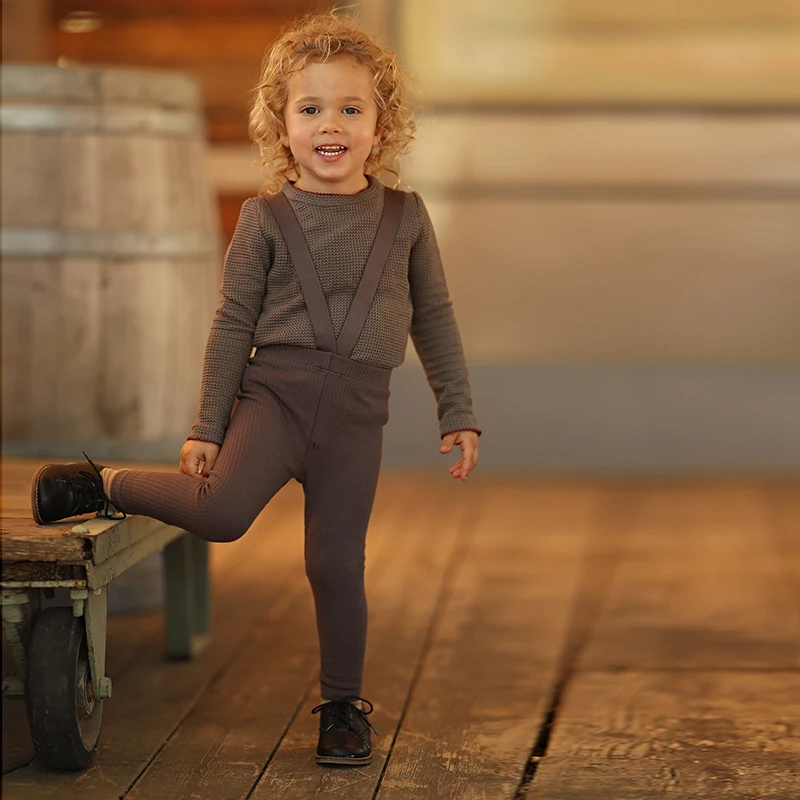 AA AW26 Maison Cherry Collection Kinderbekleidungsset - Jungen-Oberteil, Mädchenkleid, Strickjacke, Baby-Leggings aus Tencel und geripptem Stoff – Detail 11