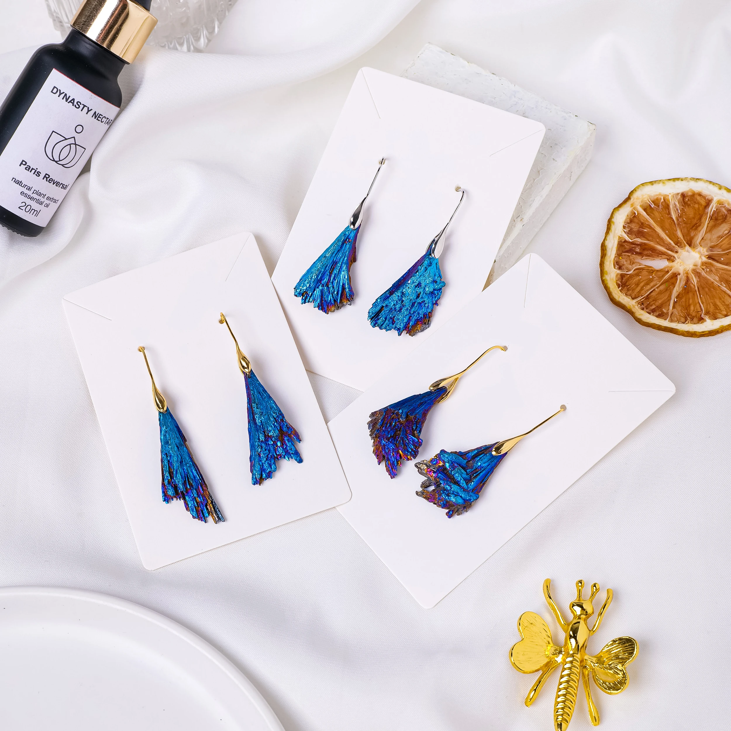 Pendientes de turmalina de cristal Natural Aura, pluma azul negra, piedra Original, pluma de pavo real, gancho EEar, joyería, 1 par