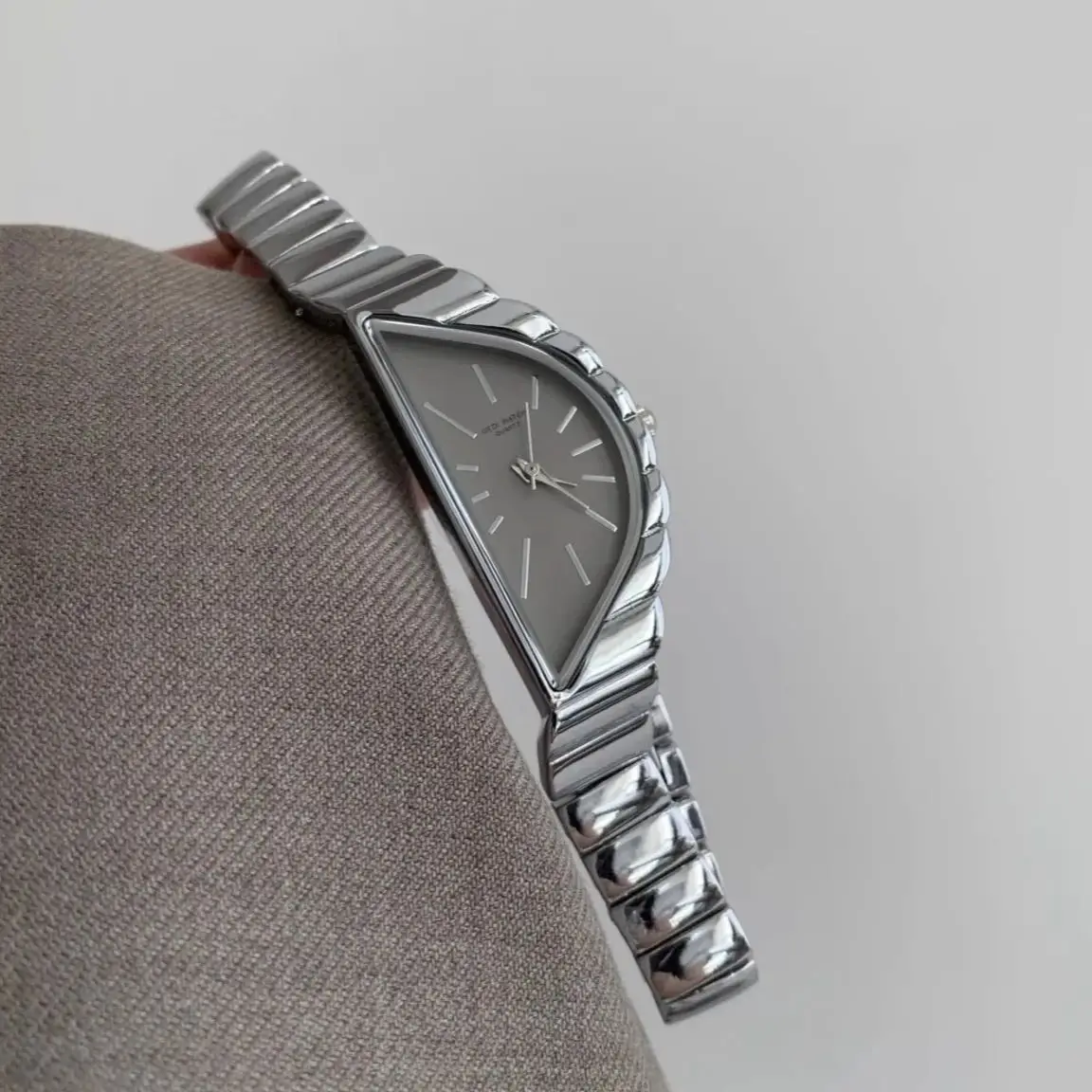 新しいレトロゴールドムーンダイヤル女性用腕時計非対称デザインプロフェッショナルスタイルドレスペアリング防水クォーツ時計