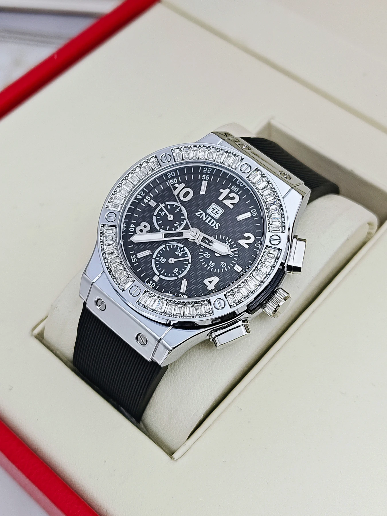 

New High-End, Stylish Women's Watch with a Diamond-Encrusted Dial + Silicone Strap, Three-Eye Six-Hand Multifunctional Watch, Trendy Women's Quartz Watch, Accurate Timekeeping Without Lag, Suitable for Daily Casual Wear/Street Style, a Must-Have for Trend