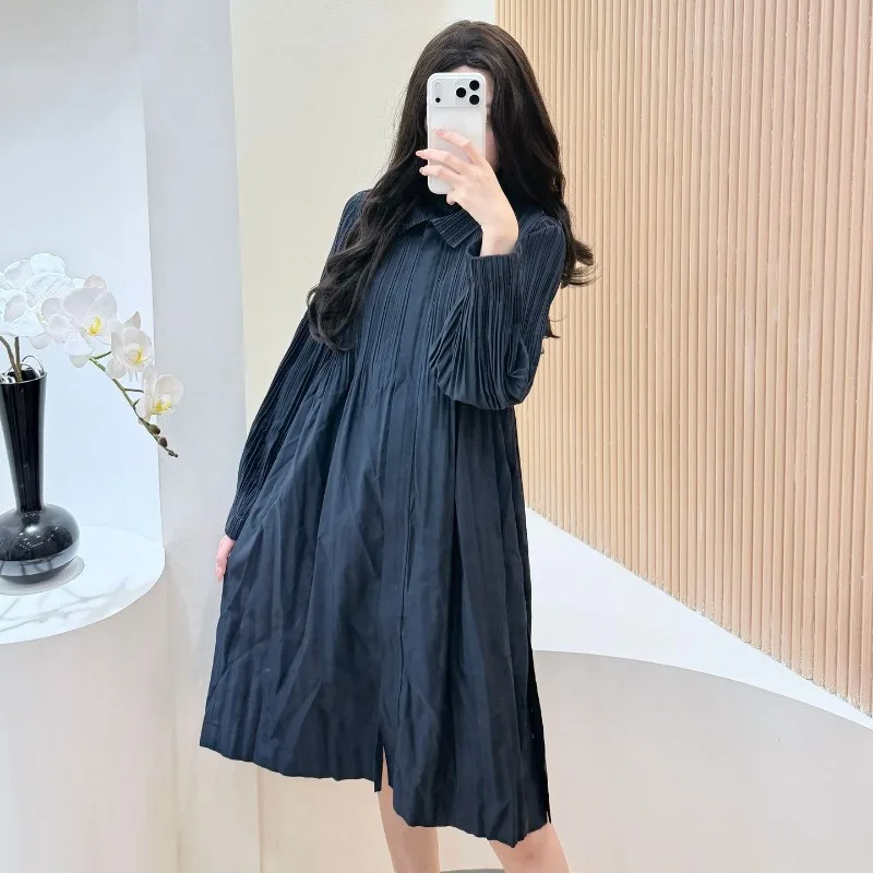 مياكي فستان مطوي 2025 خريف جديد عالي الجودة تحسس متوسط الطول سترة الرياح الفرنسية الرجعية موضة خندق معطف مسمار زر فستان