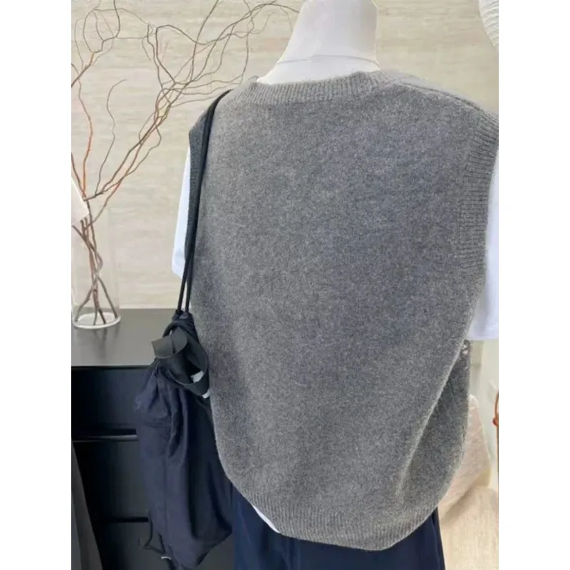 Retro and Fashionable Jacquard Knitted Cardigan Vest for Women in Autumn and Winter Round Neck Loose Casual Vest