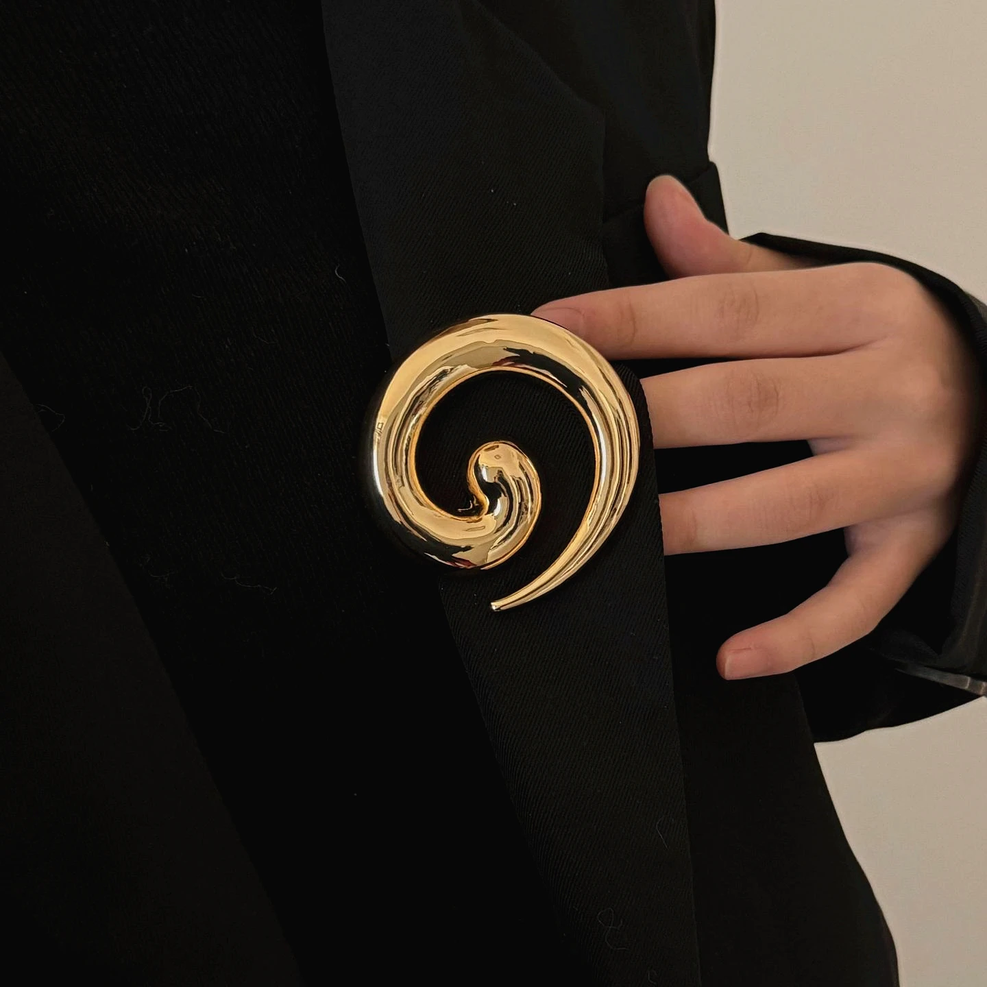 Vintage Gold-plated Irregular Metal Smooth Spiral Vortex Broochs for Women Men Suit Corsage Pins Party Jewelry Accessory Gifts