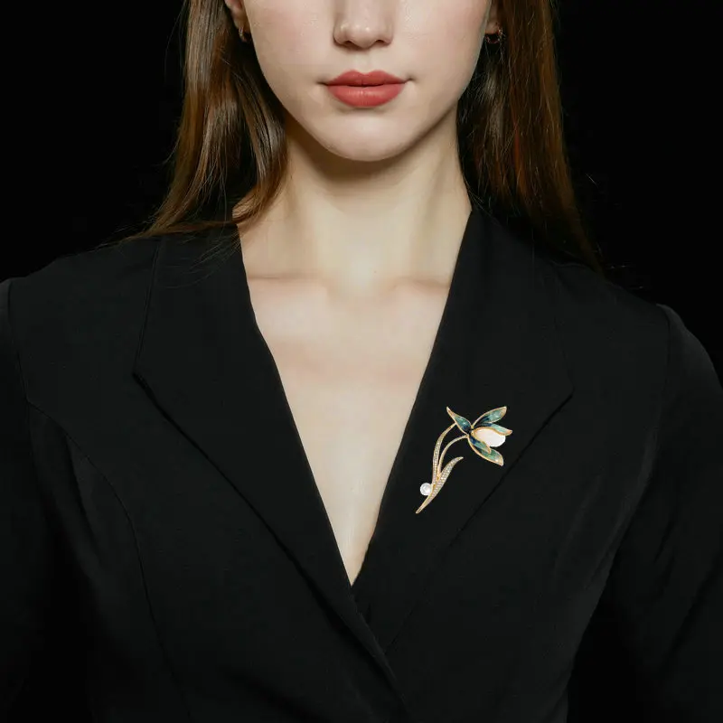 ملابس جديدة راقية وأنيقة ومكررة وعصرية، فساتين سهرة، صدرية، إكسسوارات ودبابيس