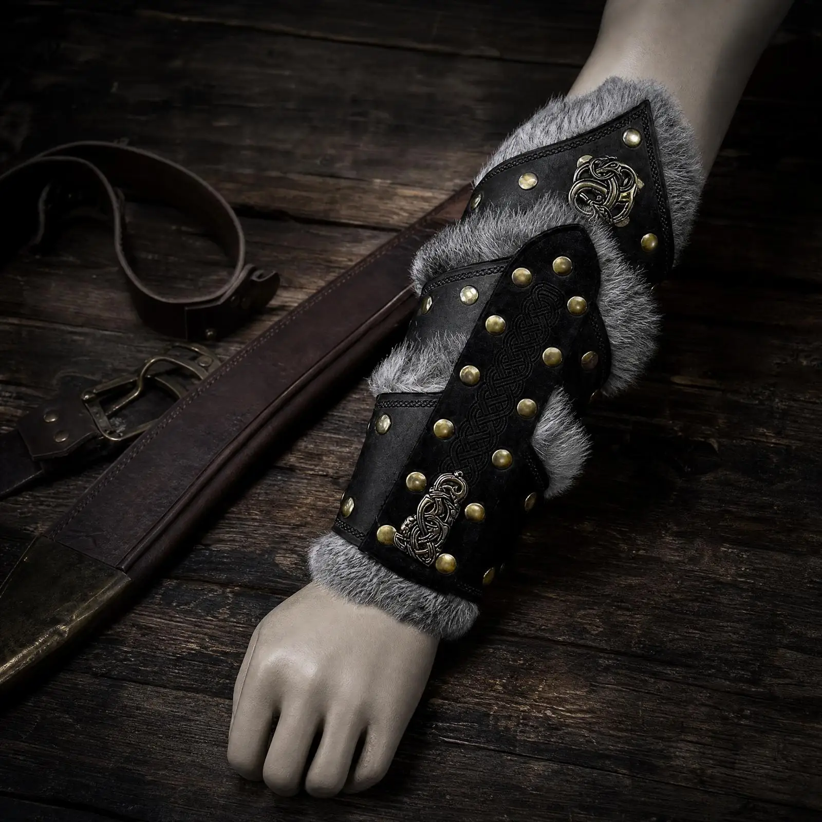 bracciale-in-pelle-per-proteggere-il-polso-ideale-per-giochi-di-ruolo-larp-con-rivetti-in-metallo-design-a-punta-in-stile-nordico-e-fibbia-regolabile-perfetto-per-cosplay-e-ambientazioni-medievali
