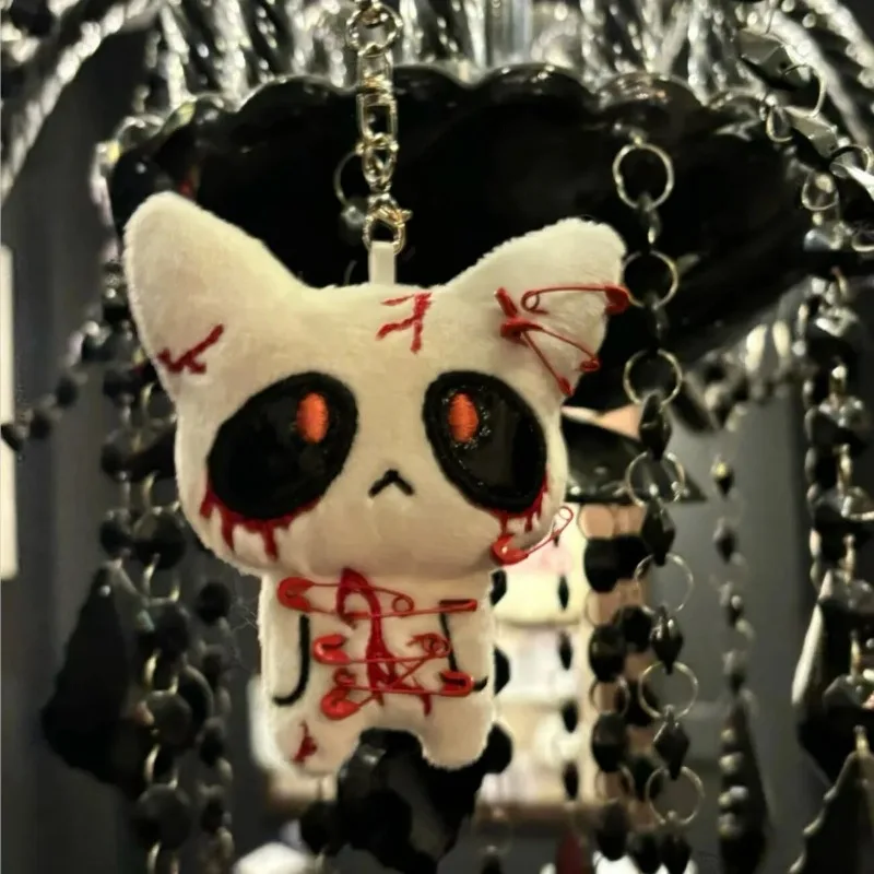 Schwarzer Ghotic-Verband, schwarz-weißer Anstecknadel, Geisterpuppe, Schlüsselanhänger, Unisex, dunkler Taschenanhänger, modisches kreatives Halloween-Anhänger-Zubehör