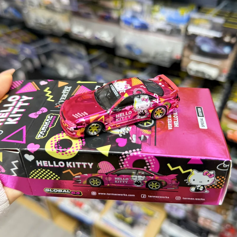

Tarmac Works VERTEX Silvia S14 Hello Kitty Pink Chrome 1:64 Limited Edition Модель автомобиля Коллекционная игрушка для энтузиастов