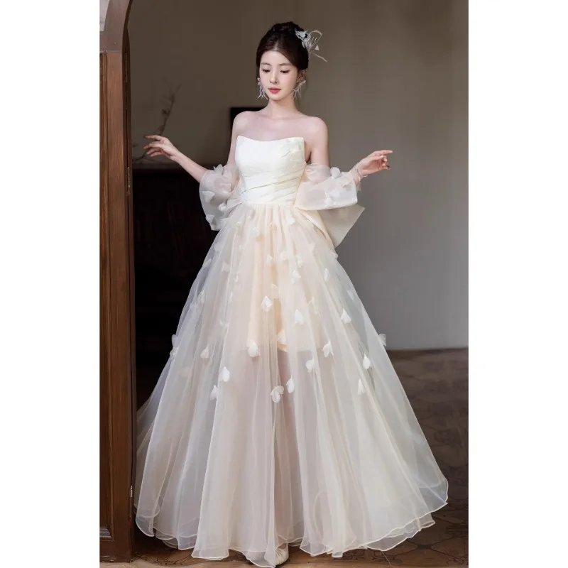 Champagnerfarbenes französisches leichtes Hochzeitskleid für Bräute 2026 – Neuheit: Hochwertiges Textur-Gewebe, trägerloses Kleid für kleine Anlässe