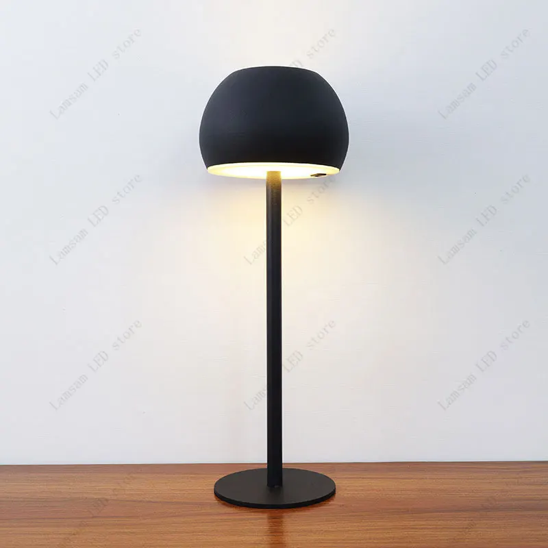 Przenośna metalowa lampa stołowa LED Ładowana przez USB Lampka biurkowa z czujnikiem dotykowym Trójkolorowa lampka nocna Trwała lampka do czytania