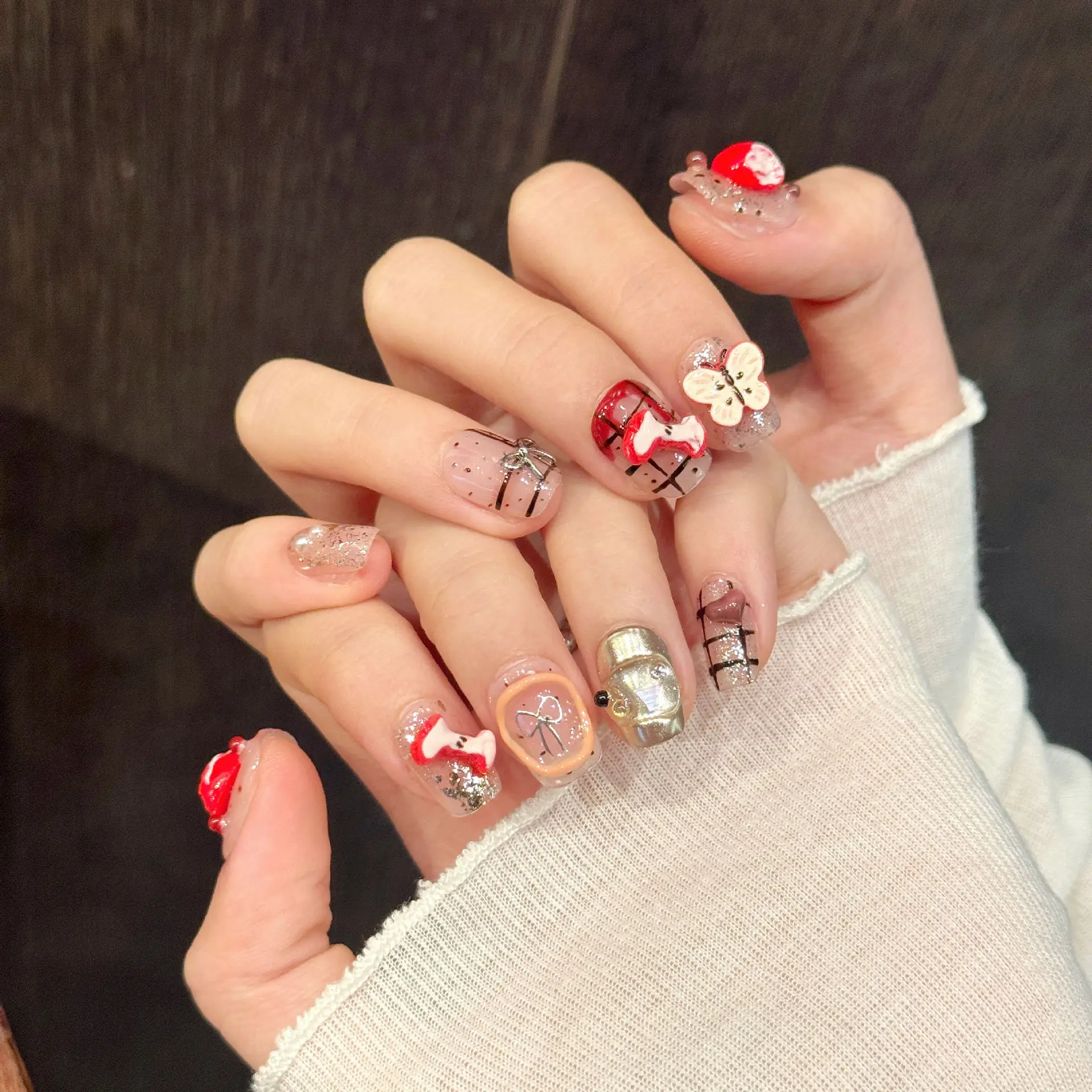 Sztuczne paznokcie 2025 Nowy Butik Ręcznie Rysowany Wzór Kratki [Owoce Ping'an] Tajemnicza Atmosfera Naklejki na Paznokcie Prezent dla Dziewczyny na Halloween