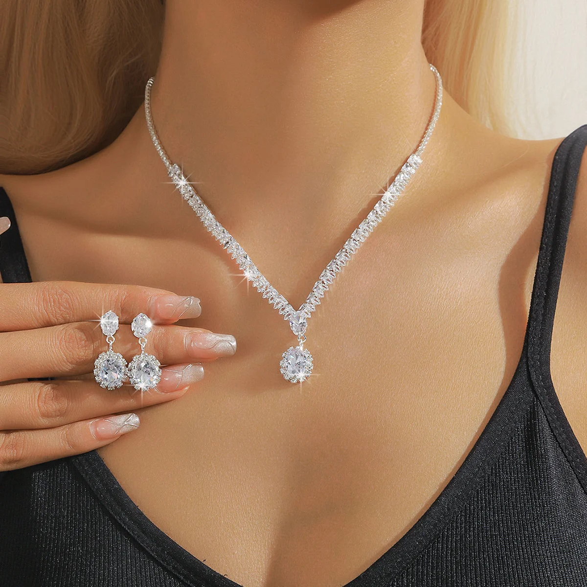 Zirkon-Halskette und Ohrringe Set - ein schlichtes, aber luxuriöses Schmuckstück mit einem Hauch von Raffinesse und gehobener Eleganz.