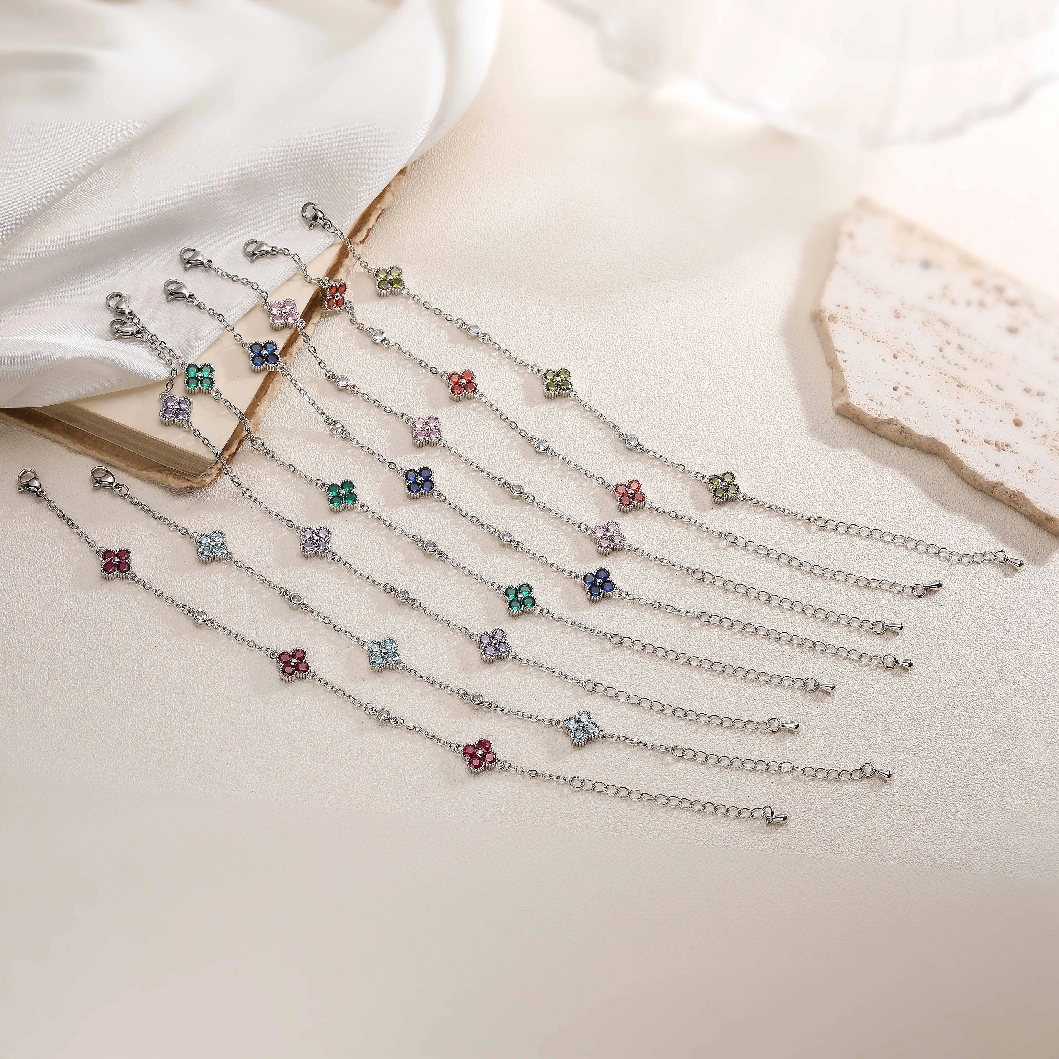 18K vergoldetes Kupferarmband mit tropfenförmigen Blumenanhängern und Zirkonia-Blumen – Exquisites, verstellbares Damenarmband