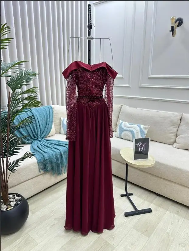 Op maat gemaakte bordeauxrode avondjurk voor bruiloftsgasten met kralentop met pailletten, formele maxi-jurken, off-shoulder galajurk