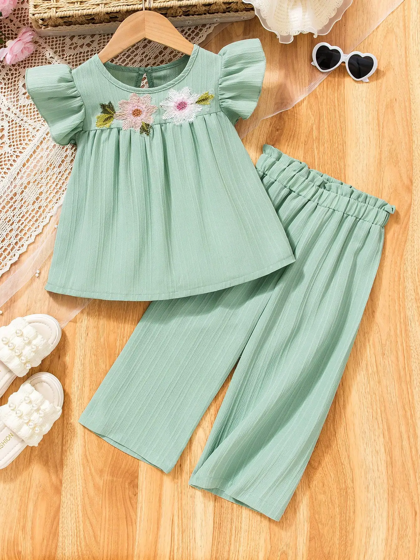 (173) Fresh Green Three-Dimensional Embroidered Appliqué Set for Young Girls, Featuring a Top with Ruffled Sleeves, Sweet yet Unique Design, Paired with Matching High-Waisted Wide-Leg Pants, Enhancing the Figure and Making You Look Taller and Slimmer. Fresh and Elegant Color Scheme, Suitable for Everyday Wear in Spring and Summer and Family Outings, Versatile and Comfortable, Allowing Little Girls to Play Freely. Outfits for Little Girls Aged 4-7, Spring and Summer.