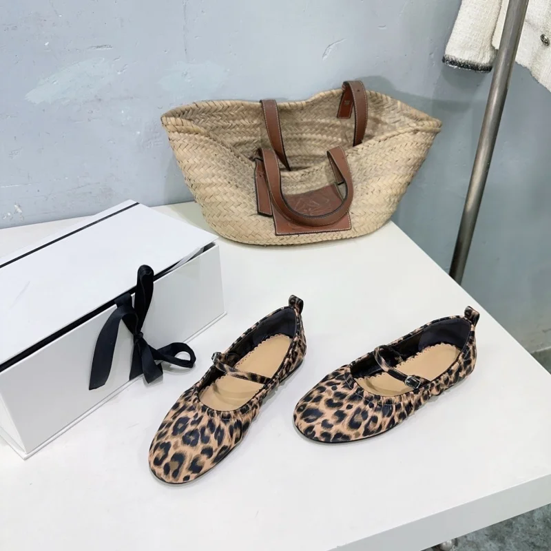 

Новинка 2025 года, французские белые балетки Мэри Джейн из конского волоса для женщин, туфли Мэри Джейн на плоской подошве из очень мягкой кожи ягненка с низким вырезом