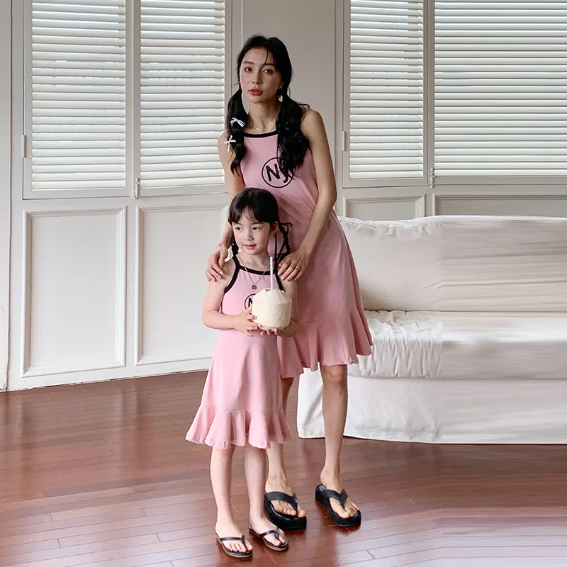 

Wholesal Cute Mother and Daughter Strap Pink Dress Fashion Mom and Kids Baby Girl Matching Dresses Korean Mommy and Me Clothes