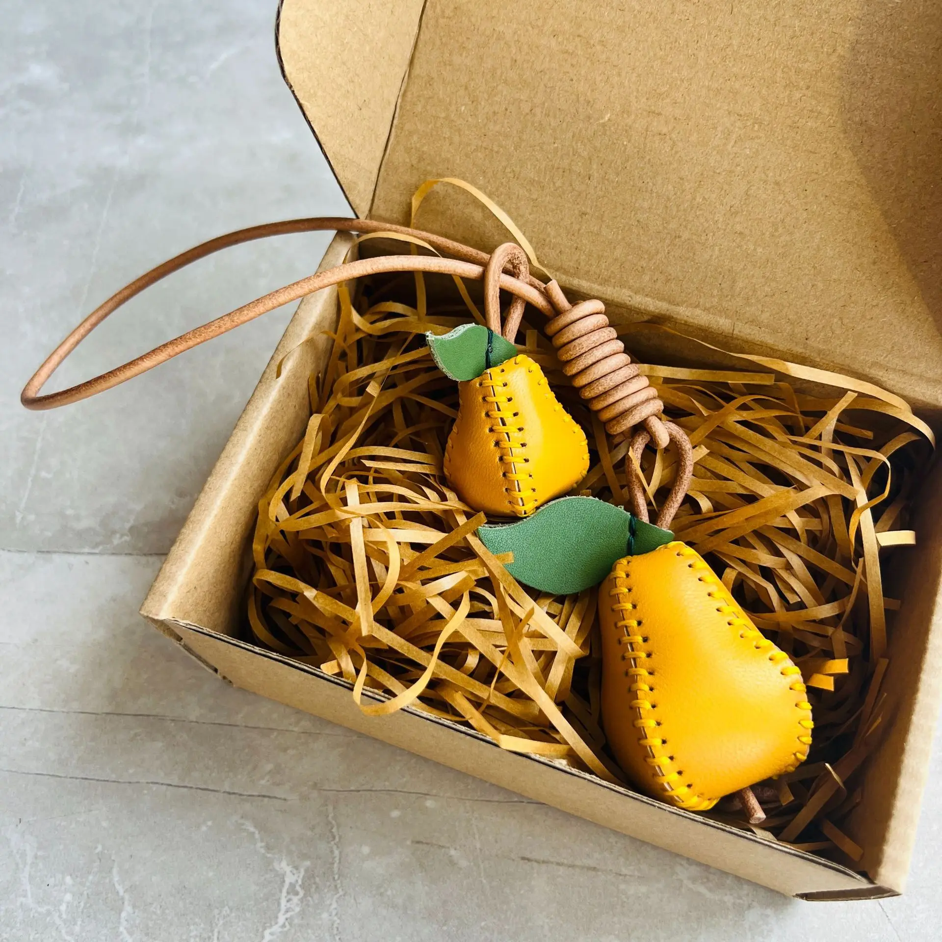 Handgefertigte Anhänger aus echtem Leder, geeignet für Taschen, Handtaschen, Rucksäcke, niedliche Ledertaschenanhänger, Obst-Schlüsselanhänger-Zubehör – Detail 9