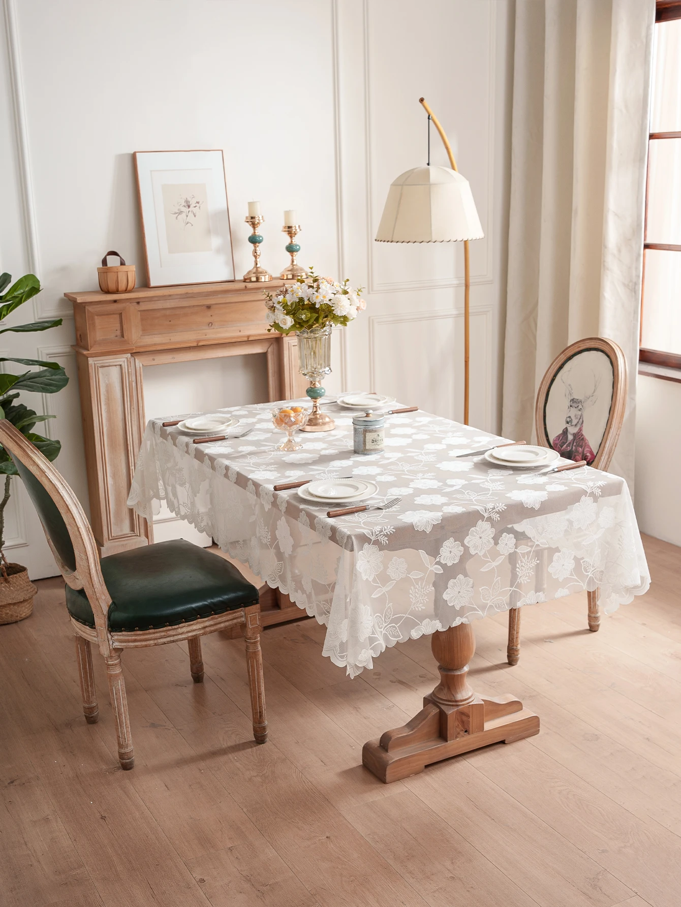 Weiße Spitze-Tischdecke mit Rosenblumenmuster für Esszimmer und Schlafzimmer, schlichter Stil, dekorative Tischdecke aus Kunststoff