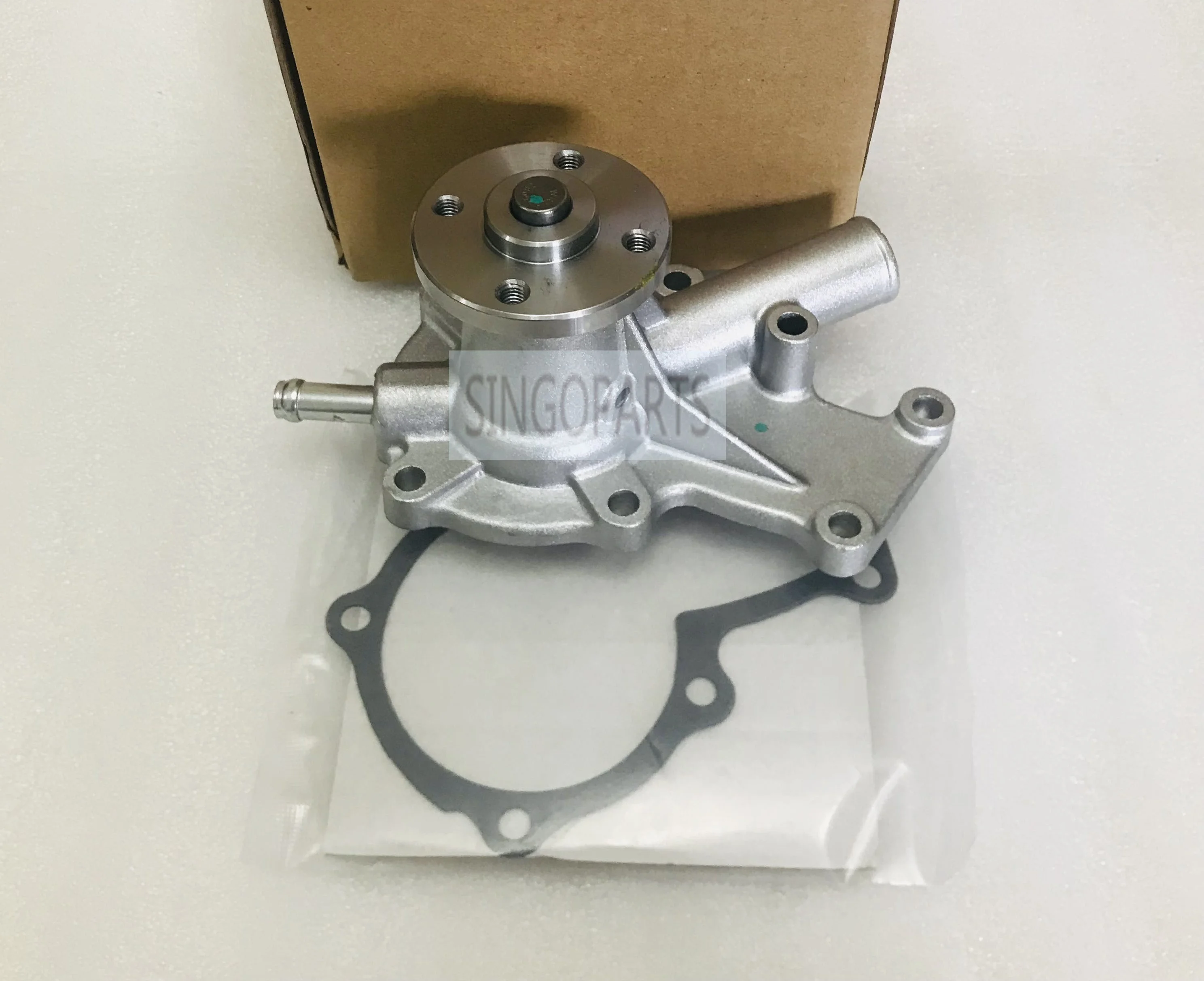 Engine Water Pump 15881-73030 15881-73033 6670506 For Bobcat Kubota Tractor D722 D902