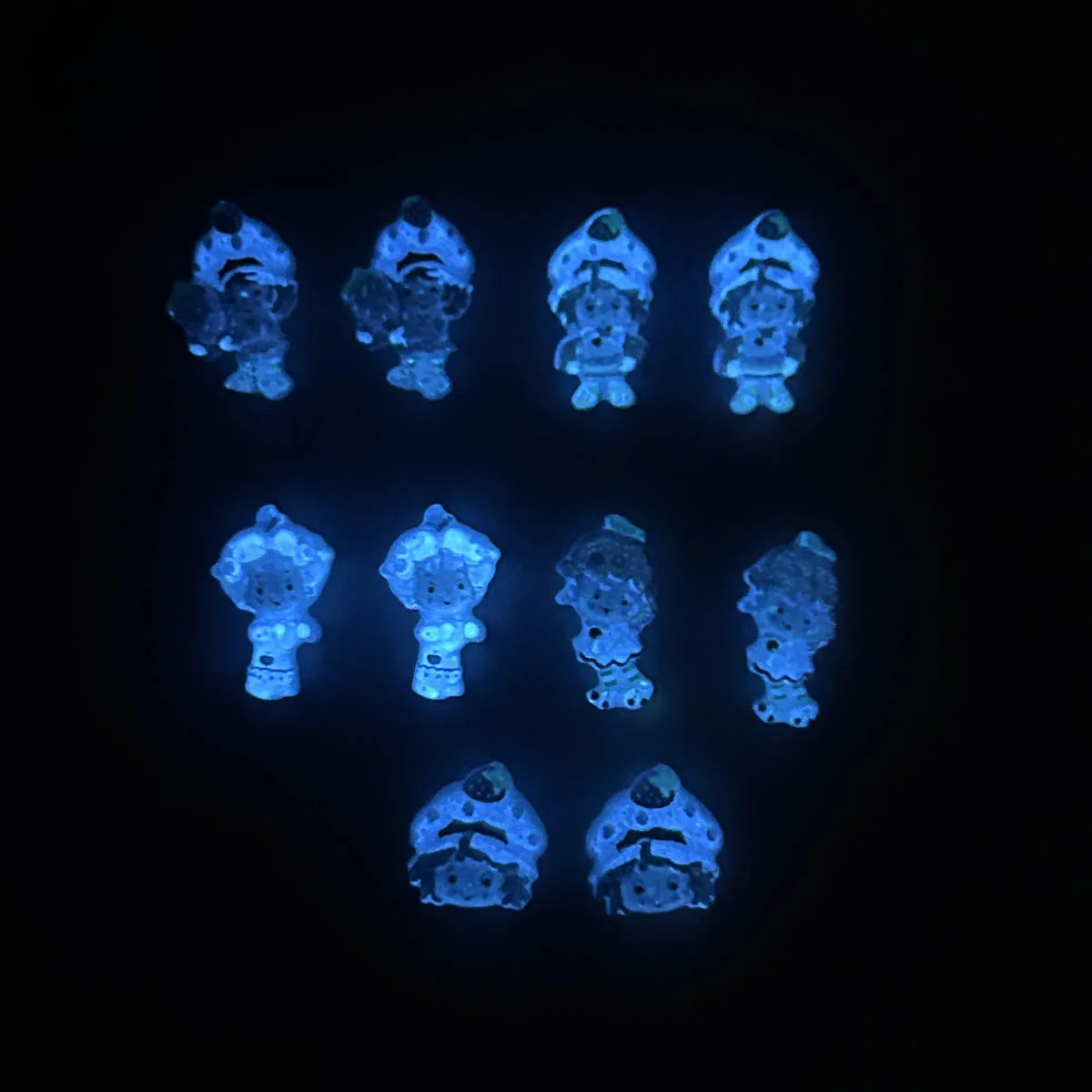 Nuevos dibujos animados adorables fresa chica resina uñas encantos 3D creativo luminoso chica decoración de uñas DIY horquilla suministros para uñas