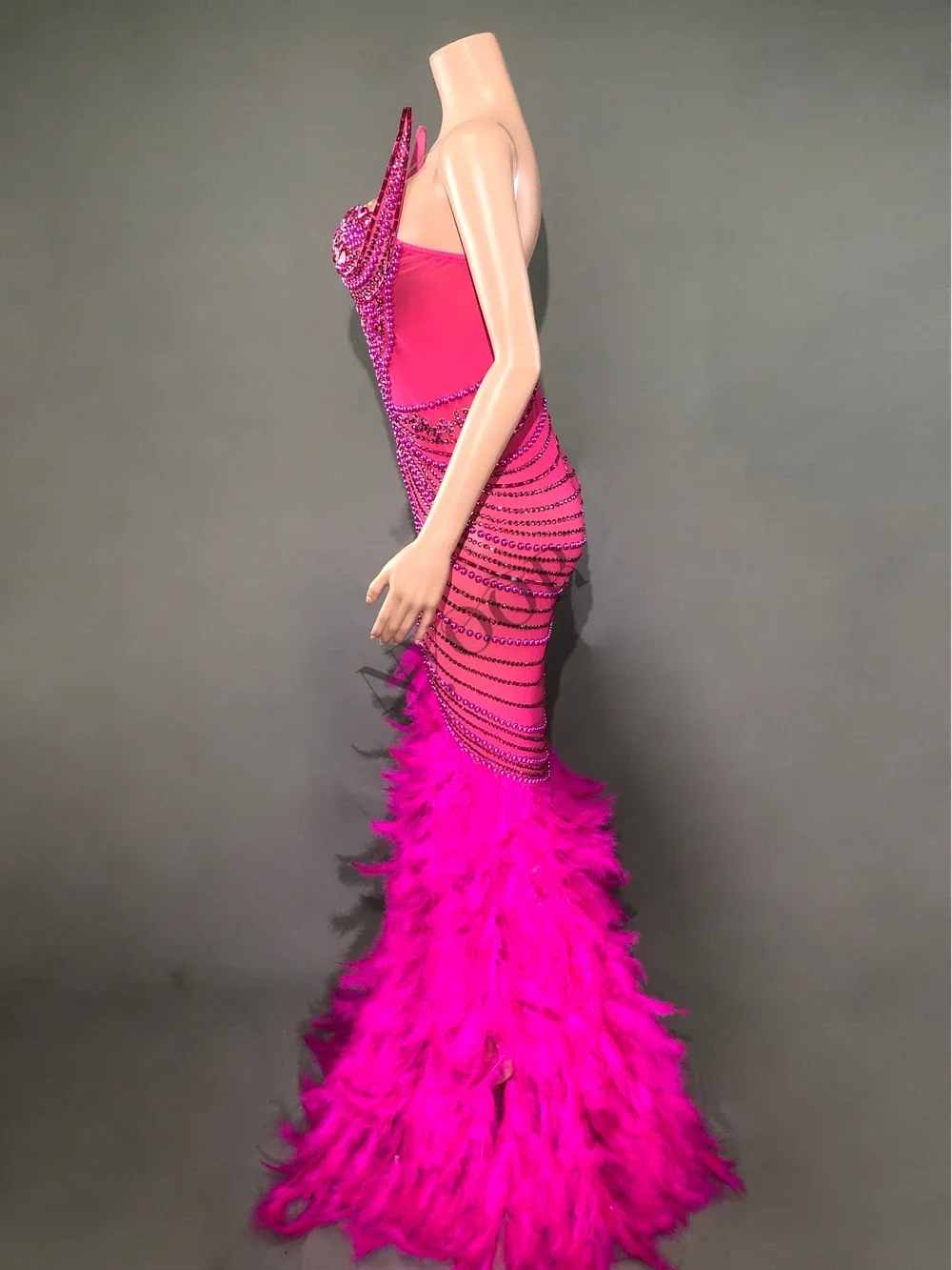 Funkelnde Strass steine Perlen Federn langes Kleid für Frauen Pink Geburtstag feiern Hochzeits abend Ballkleid Fotoshooting tragen