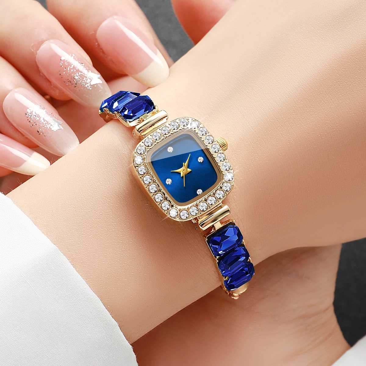 4pcs Women's Gift Watch Creative Pulling Rope Compact Exquisite Scale Dial Korean Edition Luxury Quartz Watch (Box Not Included)