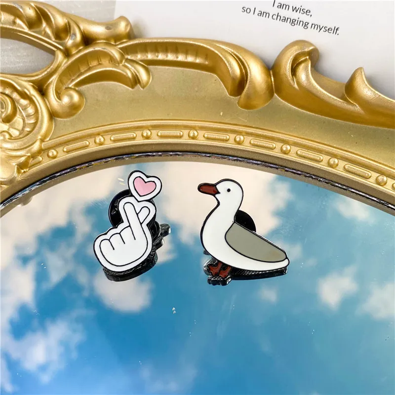 Cute Seagull Than The Heart Gesture Enamel Brooch Cartoon Seabird Peace Animal Badge Collar Pins Bag Friends Gift Jewelry