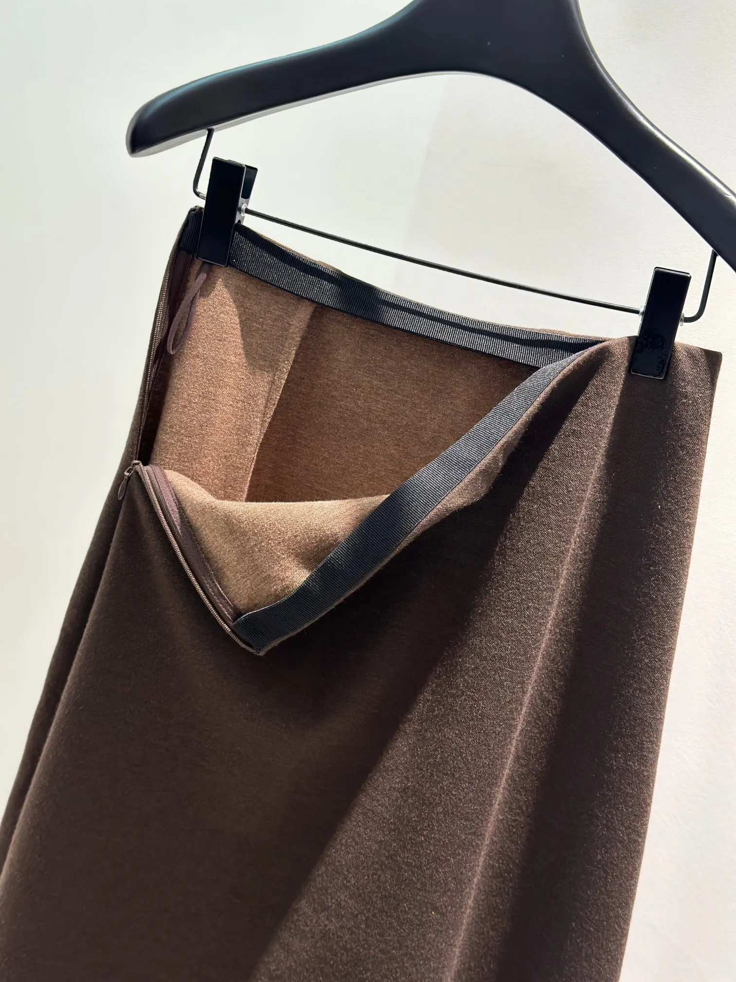 高品質なレディース新作、Aラインのミニマリストロングスカート。伸縮性のあるウエストバンドとサイドジッパー付きで快適なウール素材を使用。